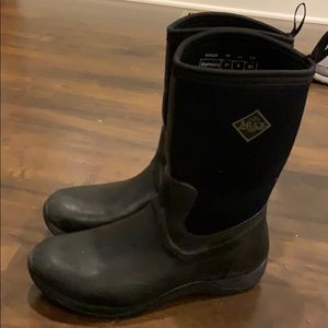 Women’s size 11 mid-height Muck boots